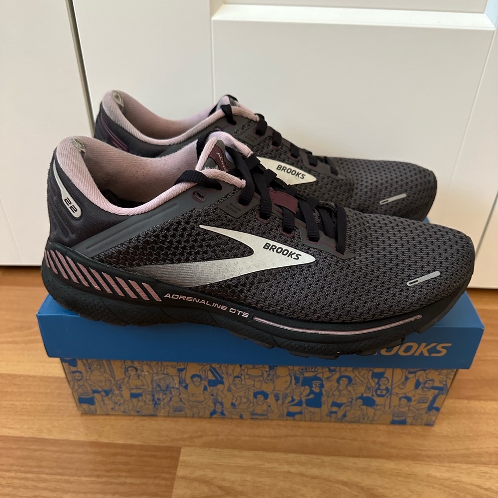 Brooks adrenaline GTS 22: Gray pearl/black/metallic-Women’s 8.5